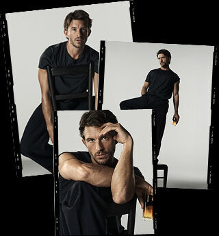 Contacto fotografico de estilo analogico de Jonathan Bailey con atuendo negro, posando sentado y de pie sobre una silla, sobre fondo blanco de estudio