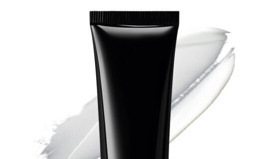 Tubo negro de crema o gel, con una traza blanca detras.