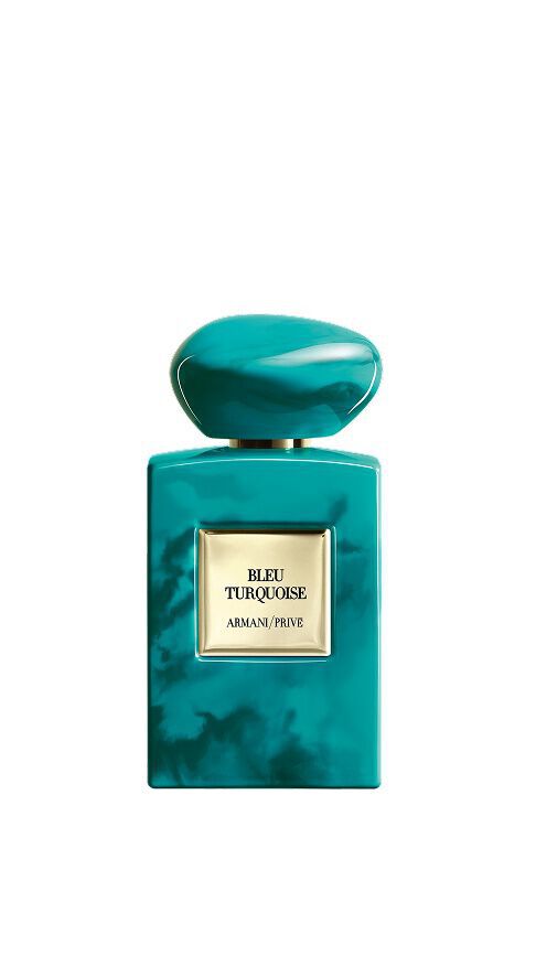 Armani/Prive Bleu Turquoise: un frasco turquesa profundo con veteado organico, que evoca las aguas cristalinas de la India y el encuentro mistico entre la frescura del mar y la calidez del incienso.