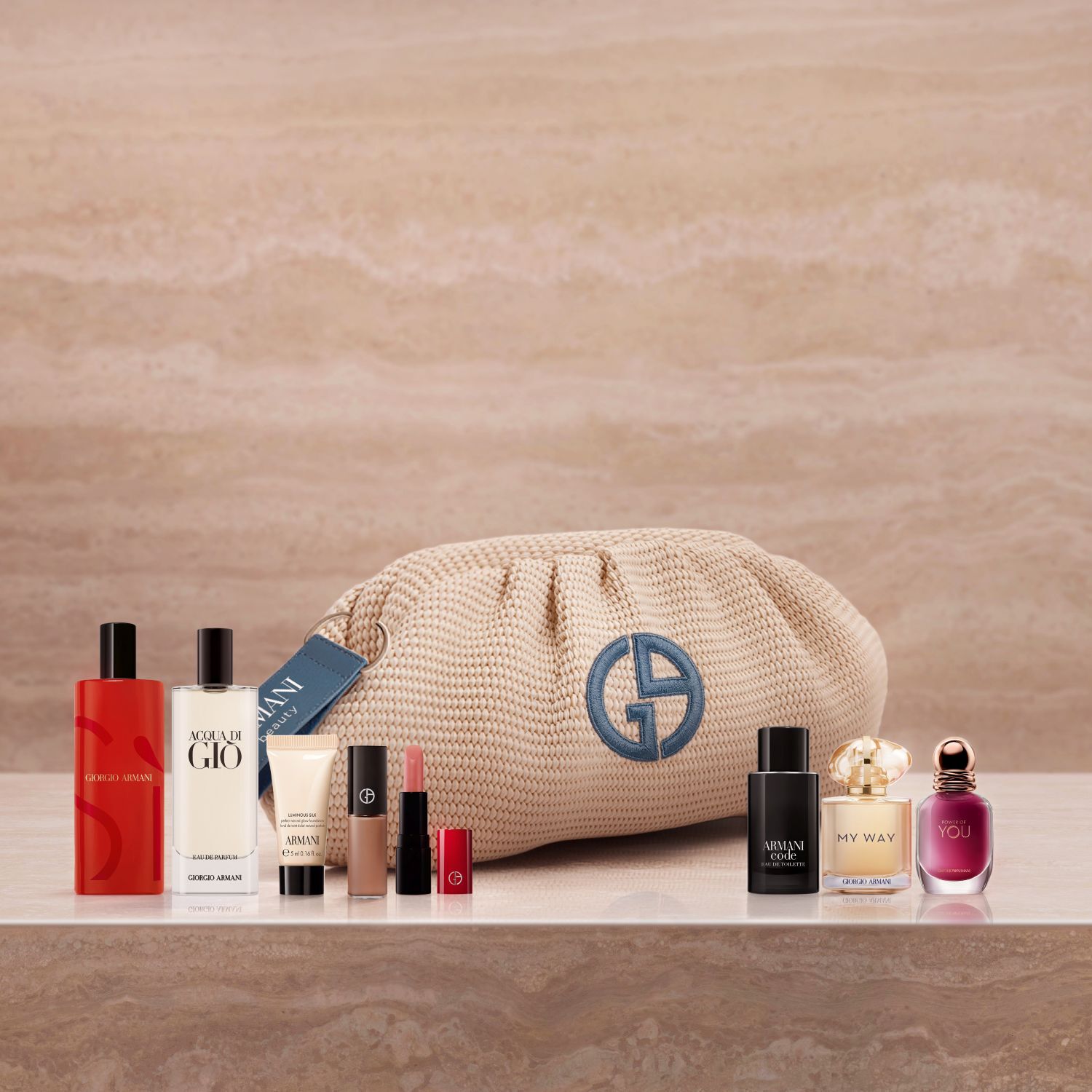 Una lujosa seleccion de iconos de Armani: fragancias Si, Acqua di Gio y My Way, junto a la base Luminous Silk y un labial. Presentados sobre marmol con un neceser beige trenzado, esta coleccion celebra una belleza couture llena de elegancia.