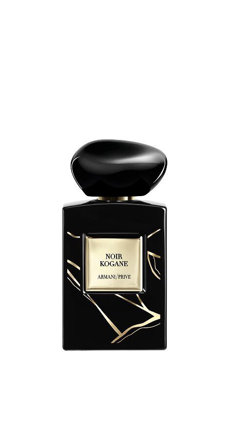 Armani/Prive Noir Kogane: un misterioso frasco negro adornado con delicadas grietas doradas inspiradas en el Kintsugi, evocando la elegancia del cuero oscuro y la profundidad de un arte japones ancestral.