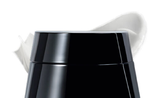 Tarro negro con tapa blanca, parcialmente abierto, mostrando una textura cremosa en la parte superior.