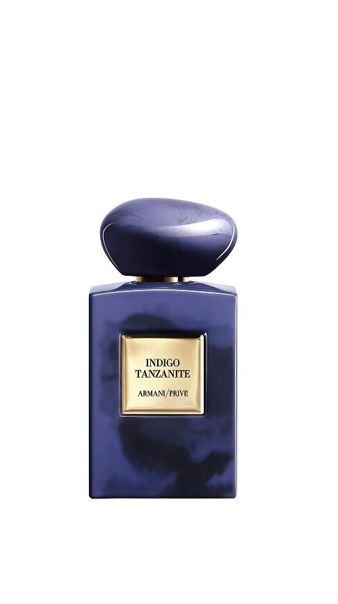 Armani/Prive Indigo Tanzanite: un frasco azul indigo veteado que captura el brillo misterioso del cielo nocturno africano, celebrando la profundidad aterciopelada del pachuli y el poder de la gema.