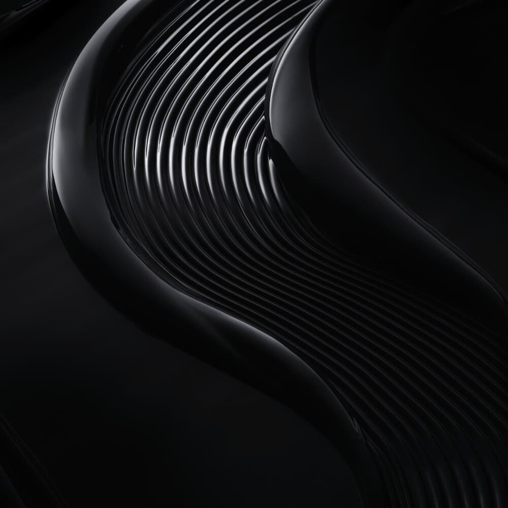 Textura brillante y ondulada en un fondo negro, resaltando lineas suaves y elegantes.