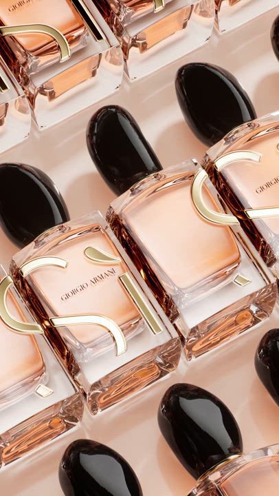 Muchos SI PARFUM ordenadamente dispuestos.