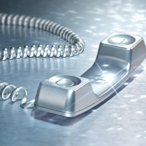 Auricular de telefono plateado sobre superficie metalica.