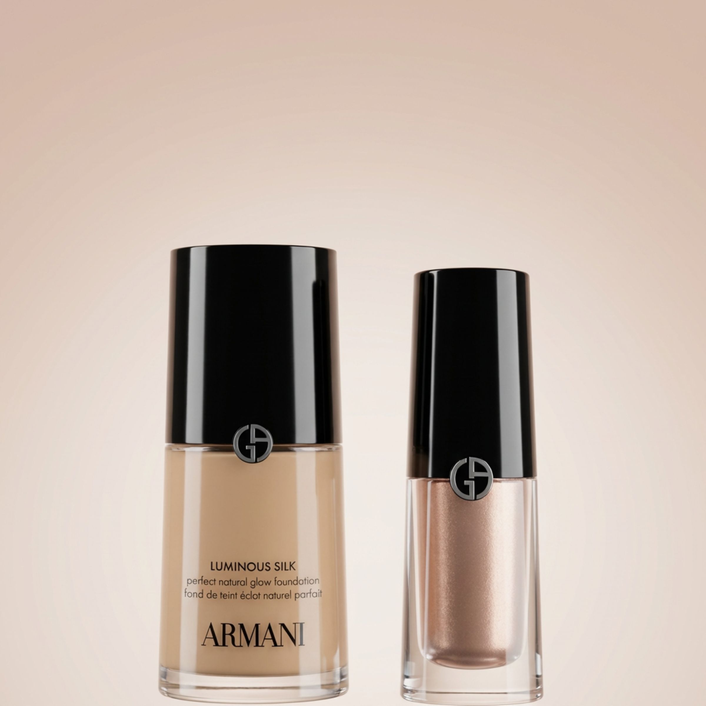 Un duo elegante de iconos de Armani: la base Luminous Silk y un radiante Eye Tint. Sobre un fondo luminoso, representan la belleza natural y el resplandor ligero que definen el cutis y la mirada insignia de la Casa Armani.​