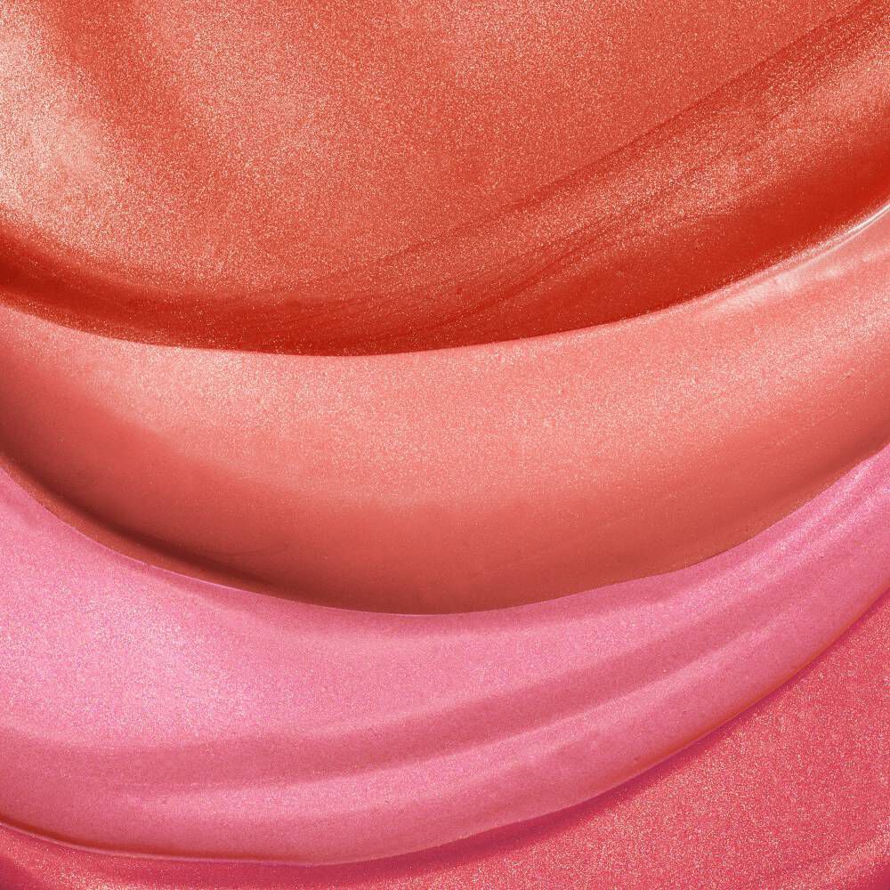 Tres capas de brillo labial en tonos coral y rosa, con un acabado suave y luminoso.