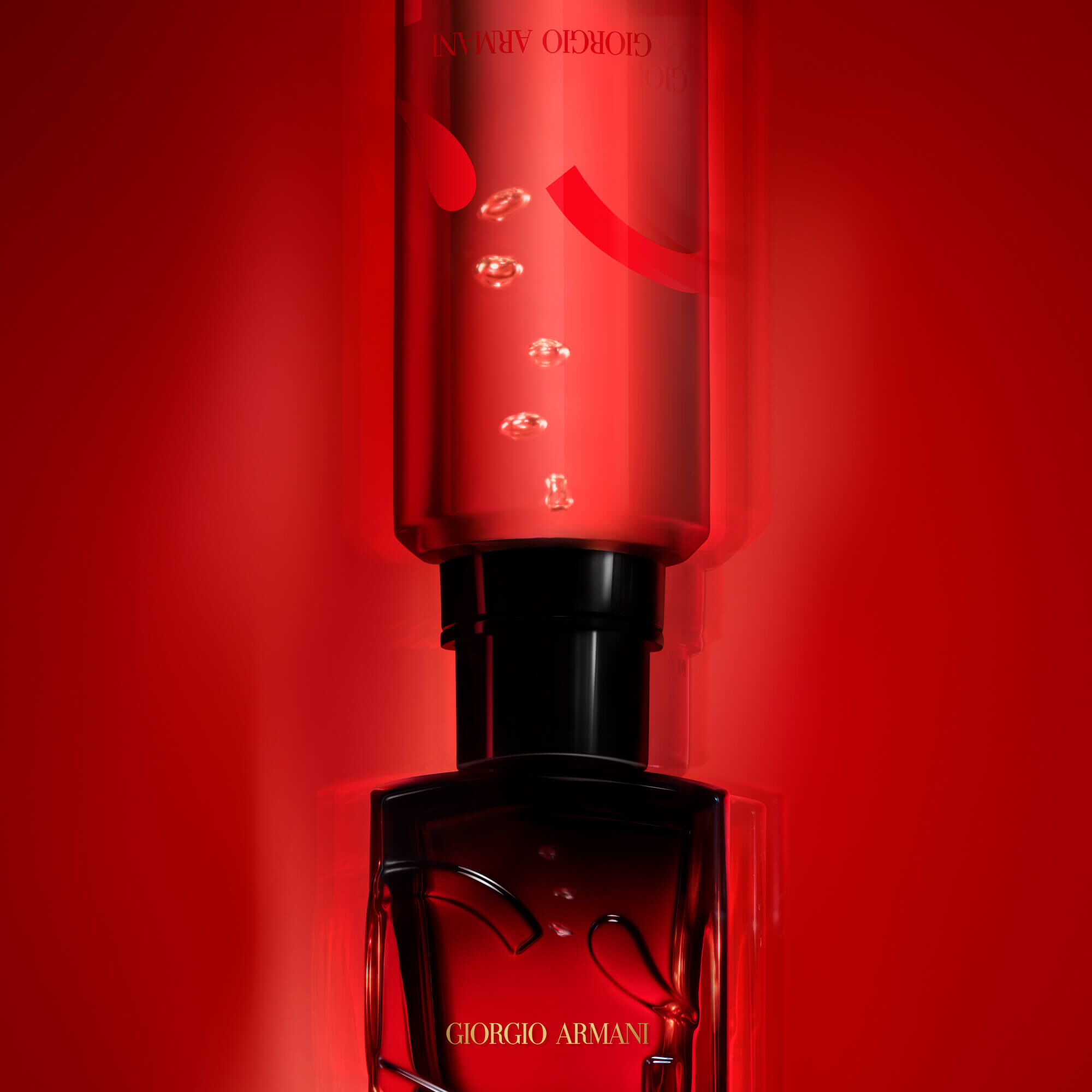 Botella de perfume con fondo rojo, destacando la parte superior y gotas de liquido brillantes.