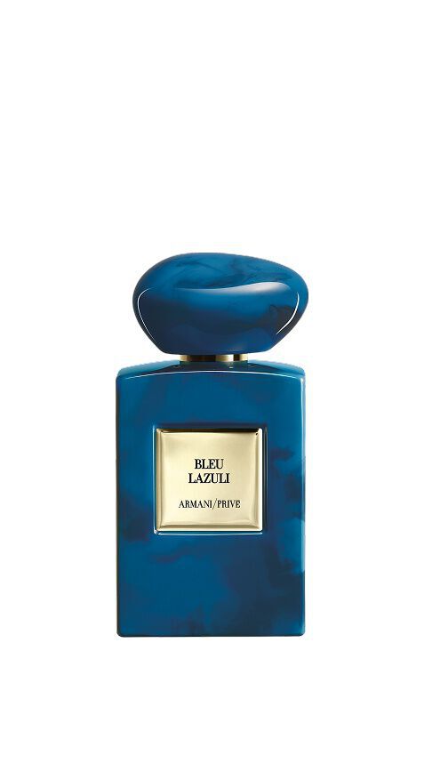 Armani/Prive Bleu Lazuli: un frasco azul azur profundo con veteado cremoso, que invita a un viaje espiritual al corazon de la India, entre la dulzura de la miel y la nobleza del tabaco y el incienso.