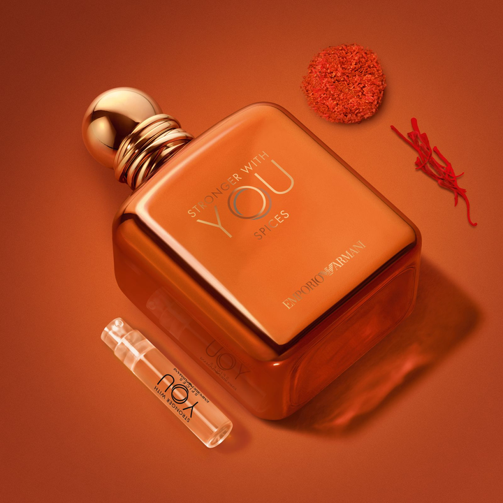 El encanto magnetico de Stronger With You Spices y su vial de descubrimiento, entre hebras de azafran y acordes especiados. Un visual vibrante que captura la esencia calida y solar de esta fragancia masculina de lujo y excepcion.