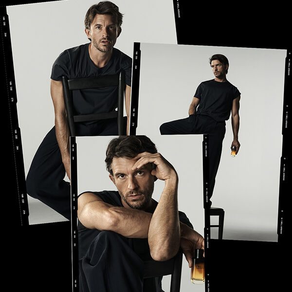 Contacto fotografico de estilo analogico de Jonathan Bailey con atuendo negro, posando sentado y de pie sobre una silla, sobre fondo blanco de estudio