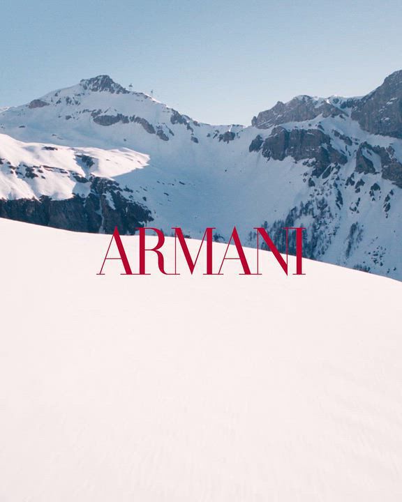 Paisaje nevado de los Alpes italianos para la campana de fiestas 2026 de Armani Beauty, inspirada en el glamour invernal.