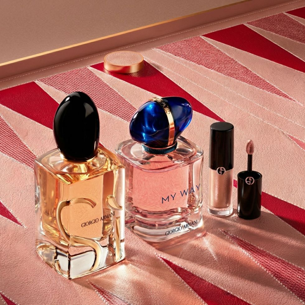 Una lussuosa selezione di icone Armani: le fragranze Si e My Way si stagliano accanto a un elegante essenziale make-up. Il decoro geometrico rosa e rosso d'ispirazione couture riflette una bellezza senza tempo e un'artigianalita unica.