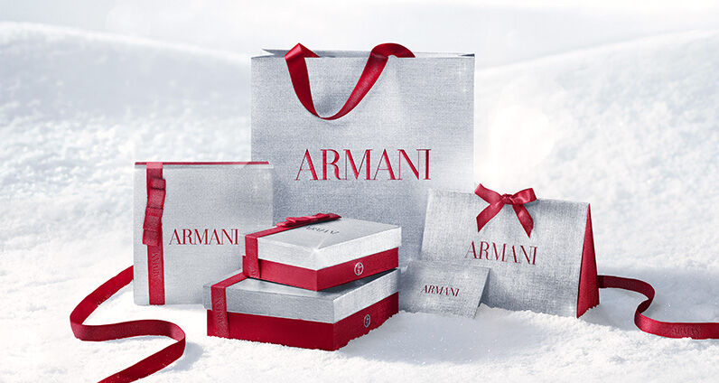 Frascos de perfume Giorgio Armani "Si" y "My Way" mostrados con cajas de regalo decorativas de Armani.