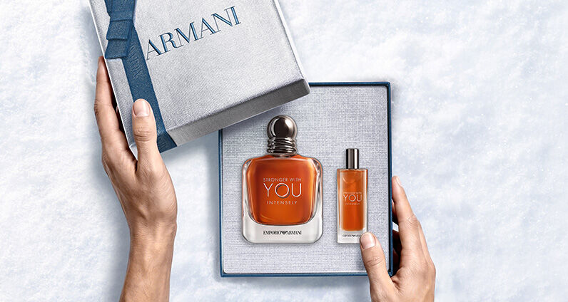 Frasco de fragancia Giorgio Armani "Acqua di Gio" con una caja de regalo Armani azul texturizada.