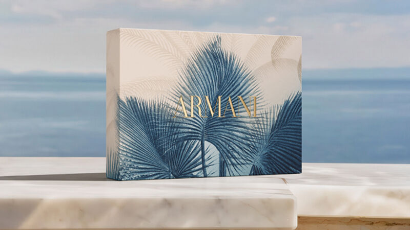 Frascos de perfume Giorgio Armani "Si" y "My Way" mostrados con cajas de regalo decorativas de Armani.