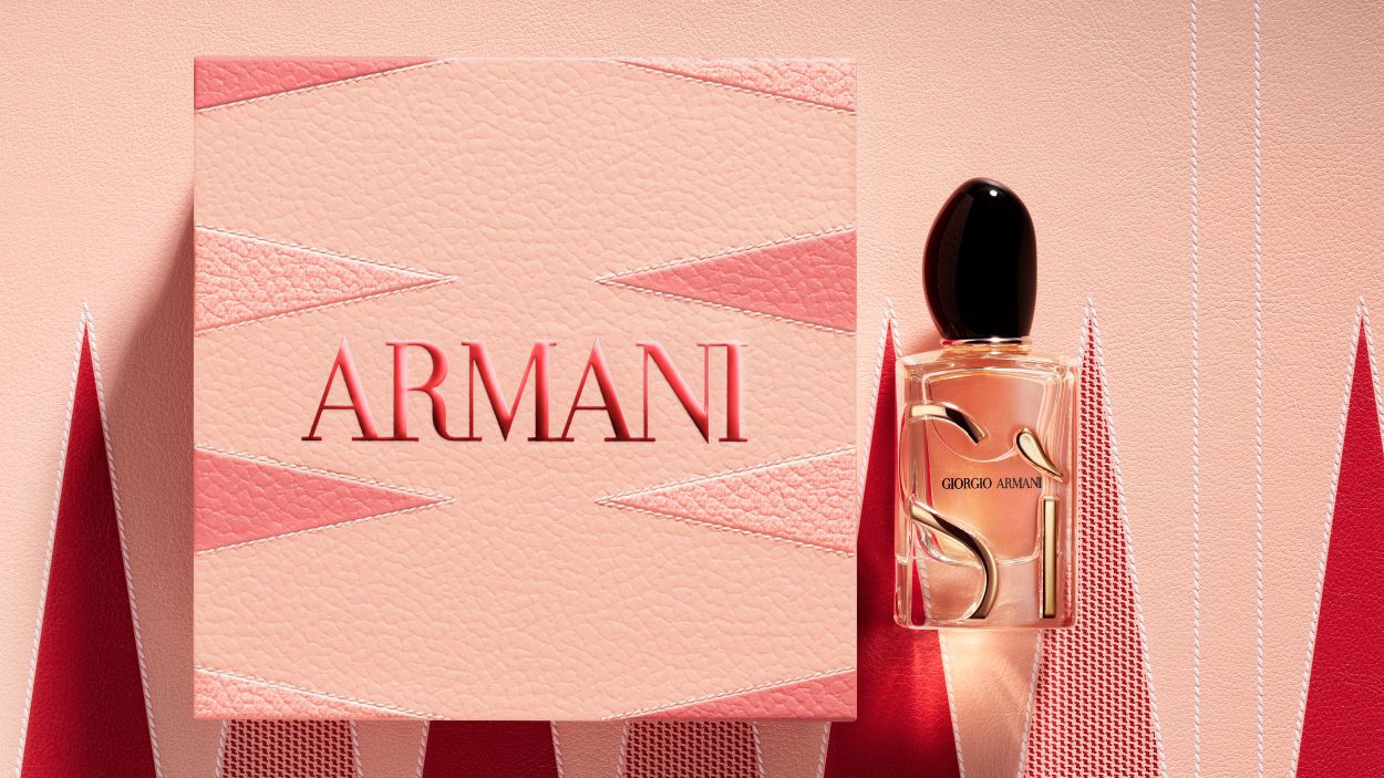 Frasco de perfume Giorgio Armani "Si" junto a una gran caja de regalo Armani rosa texturizada.