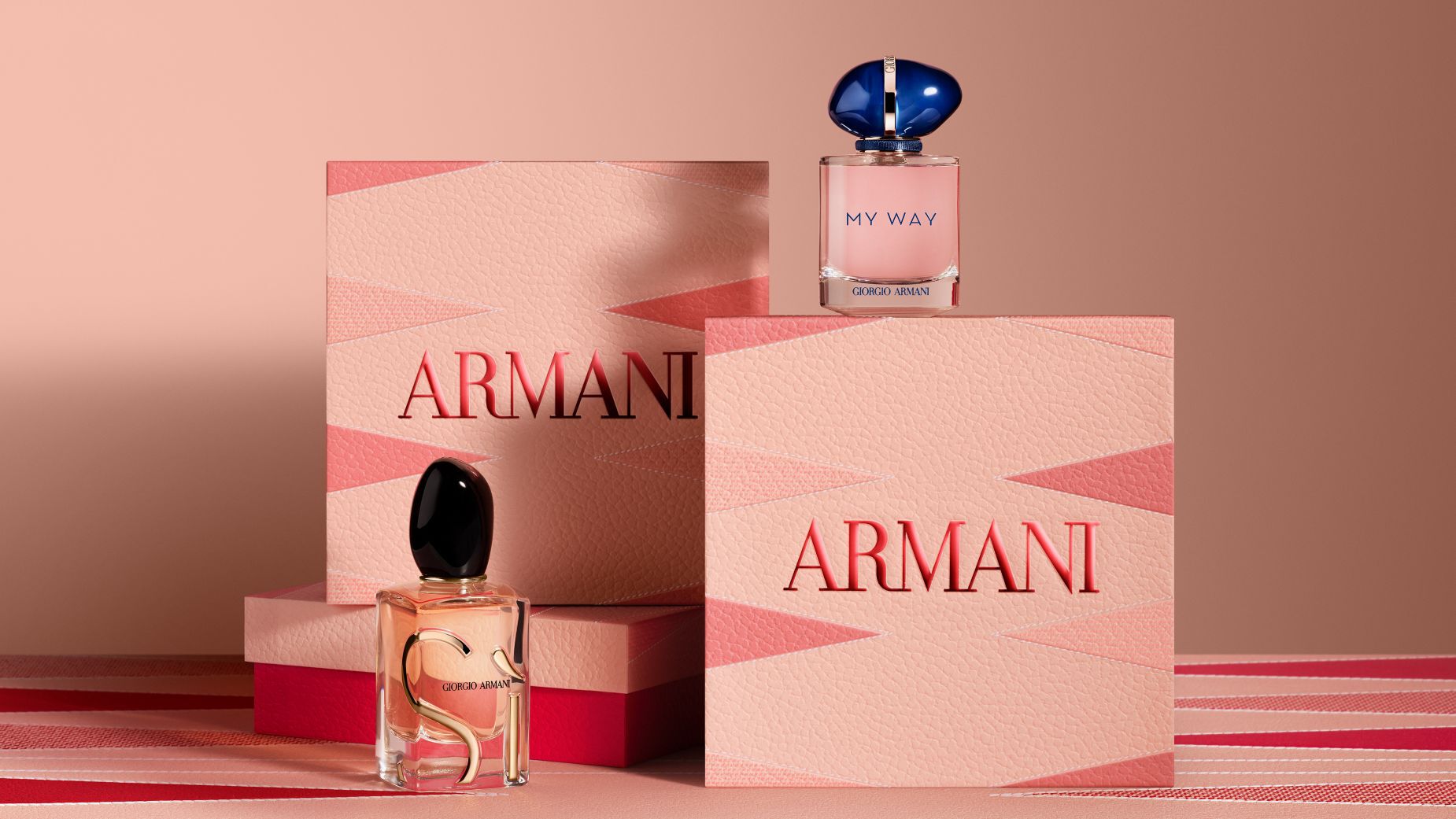 Frascos de perfume Giorgio Armani "Si" y "My Way" mostrados con cajas de regalo decorativas de Armani.