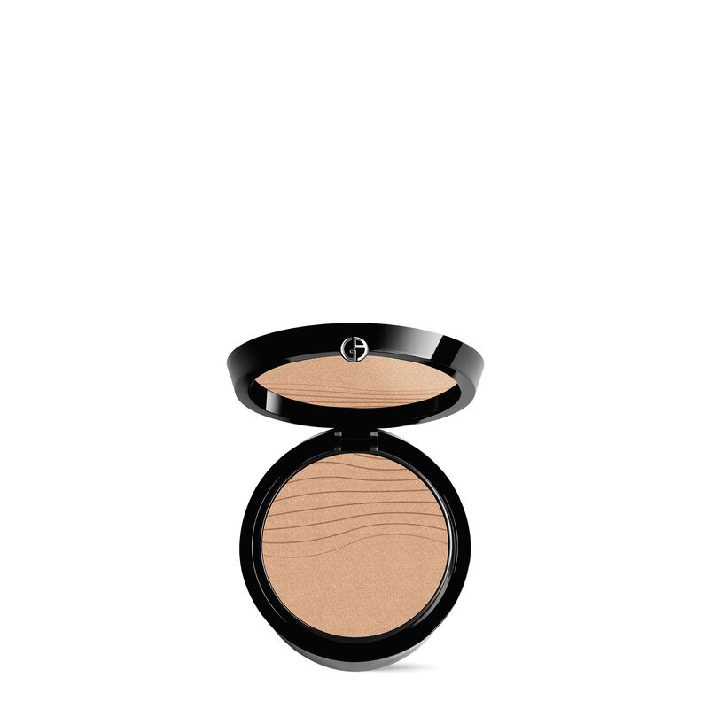 Luminous Silk Glow Fusion Powder Unos polvos fijadores ligeros y de larga duración con un acabado radiante y natural. 4