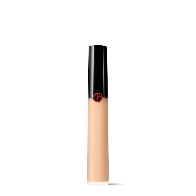 Corrector Power Fabric + Un corrector líquido duradero y de alta cobertura con un acabado mate aterciopelado. 3