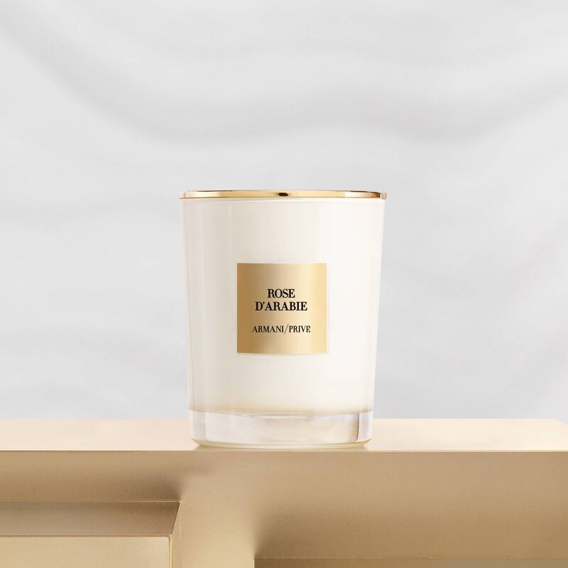 VELA PERFUMADA ARMANI/PRIVÉ ROSE D'ARABIE Fragancia floral amaderada ámbar que crea una sensación opulenta de escape. 175 g