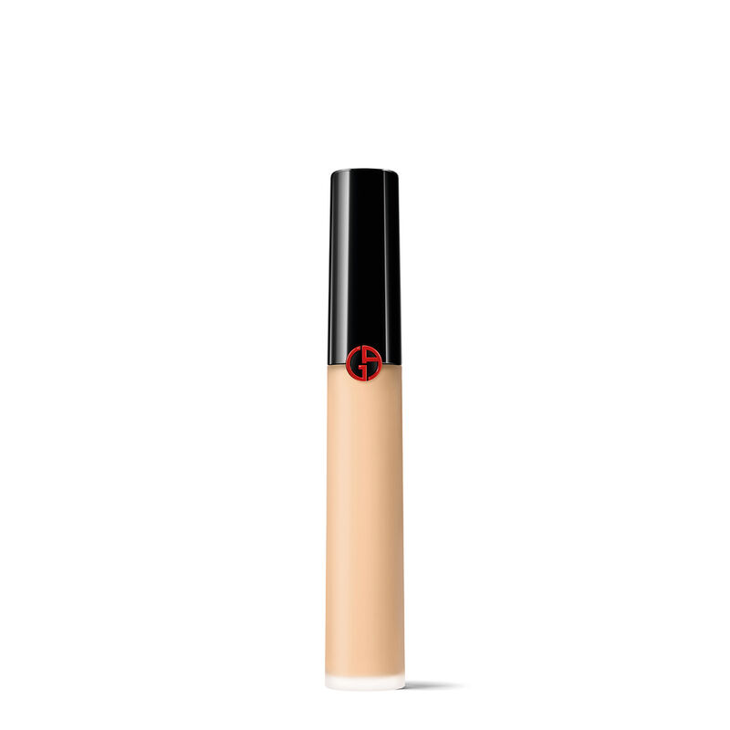 Corrector Power Fabric + Un corrector líquido duradero y de alta cobertura con un acabado mate aterciopelado. 2