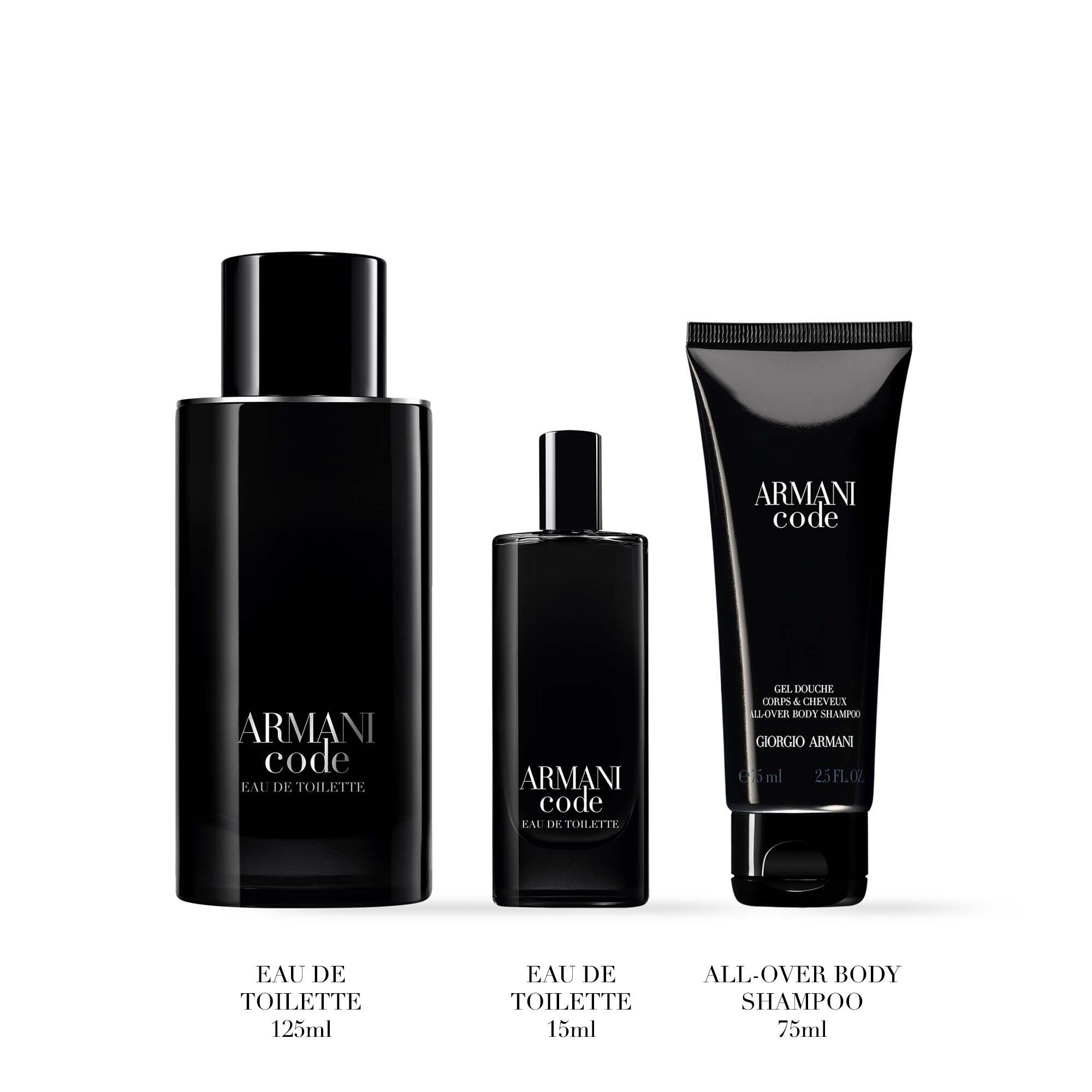 Tres productos Armani Code estan dispuestos uno al lado del otro sobre un fondo blanco. De izquierda a derecha: una botella grande negra etiquetada como “Eau de Toilette 125ml”, una botella a juego mas pequena etiquetada como “Eau de Toilette 15ml” y un tubo negro etiquetado como “All-Over Body Shampoo 75ml”.