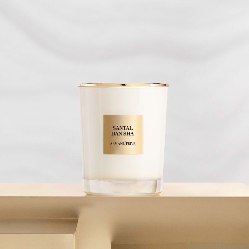 VELA PERFUMADA ARMANI/PRIVÉ SANTAL DAN SHA Notas amaderadas relajantes creadas para transmitir serenidad con su tranquila fragancia. 175 g