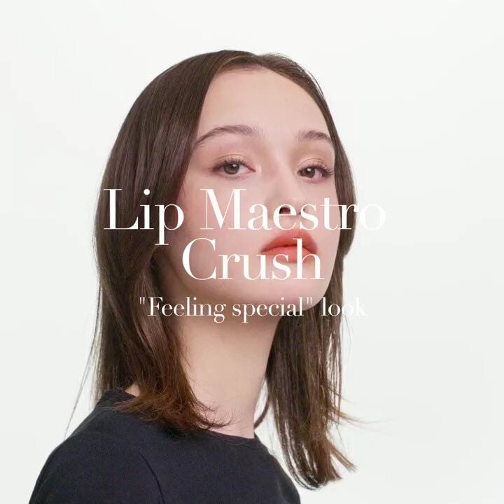 Mujer con labial en tono 'Crush', luciendo un look especial y natural frente a un fondo blanco.