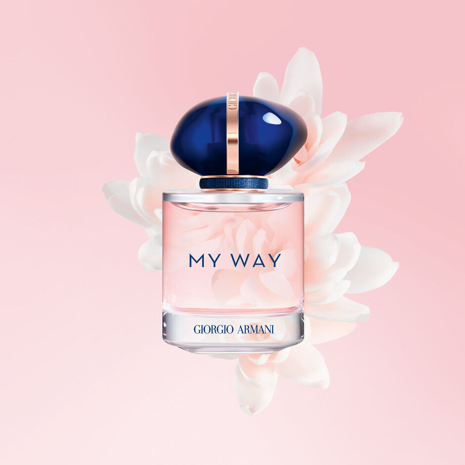 Frasco de perfume 'My Way' de Giorgio Armani, con fondo rosa y flor, resaltando elegancia y frescura.